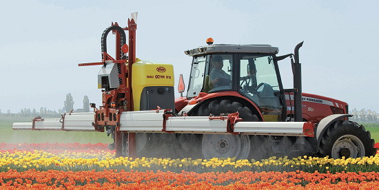 The iXter comes with 1,000-, 1,300-, 1,600- and 1,800-litre tanks and with boom widths from 15-24m.