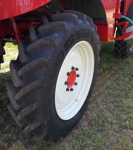 Key of the YieldBib include stubble deflecting lugs and an anti-stubble belt in the tread area.