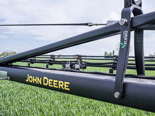 The R4050i's new carbon fibre boom weighs 800kg less than a steel equivalent.