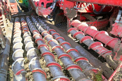 The new rollerbed has seven 100mm rollers; the first two spiral rollers take the beet outwards while the rest gather the crop to the centre. 