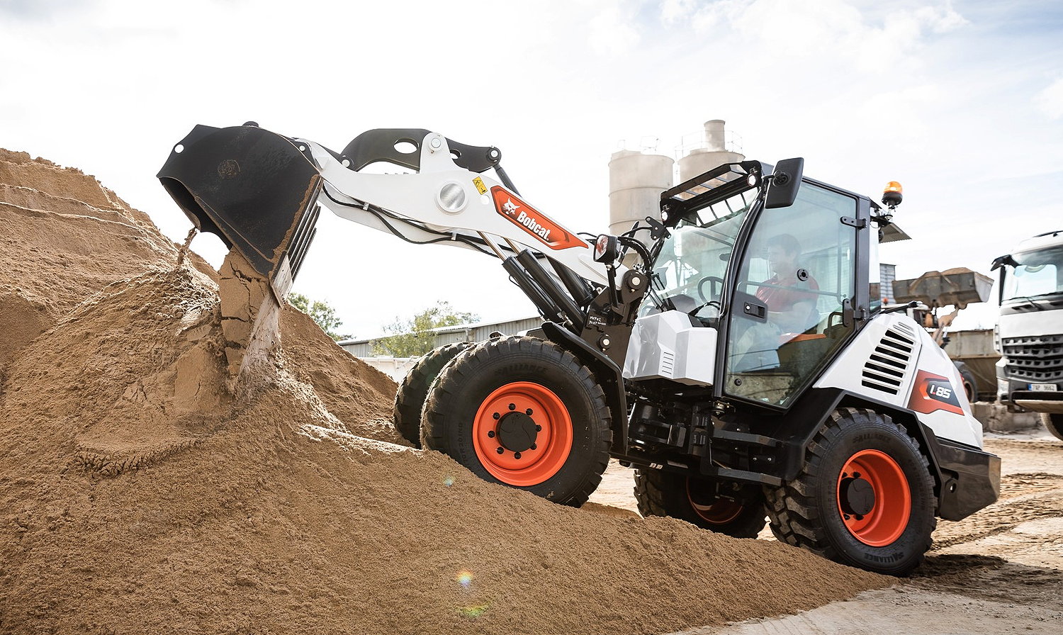 The standard bucket on the Bobcat L85 has a capacity of 0.8 cubic metres