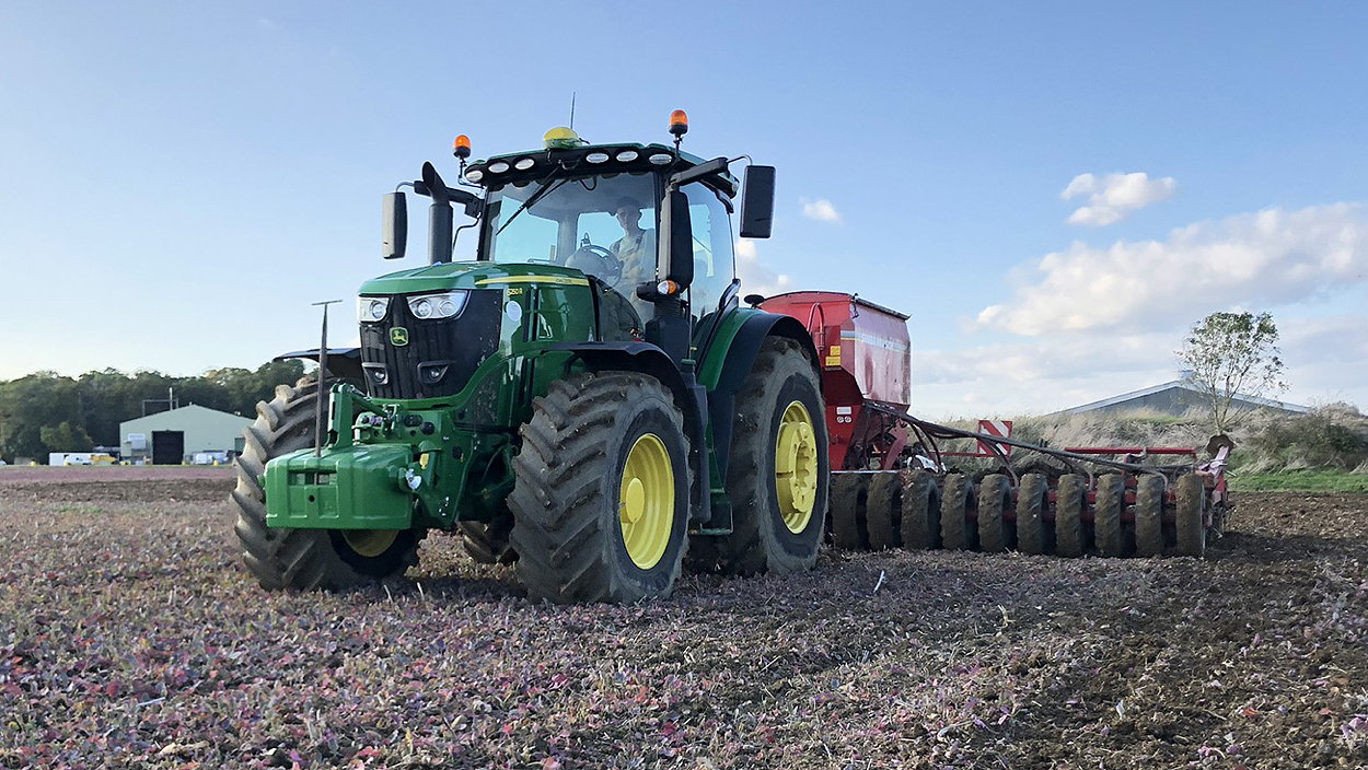 Bedfordia Farms’ new John Deere 6250R tractors were the first in the UK to be fitted with Michelin AxioBib 2 VF tyres