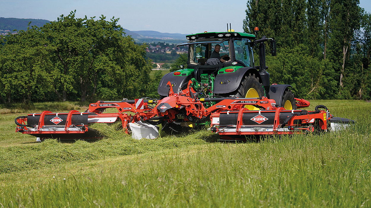 One of the key criteria in the design of Kuhn’s new FC9330RA mower conditioner with integrated swath grouper is to minimise the weight and stresses on the tractor linkage