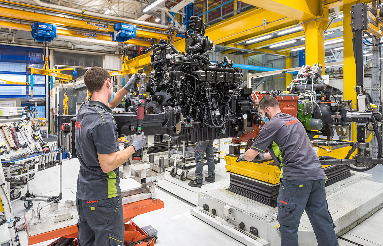 40 AVGs with a load capacity of up to 20t carry the tractors around the Le Mans plant during assembly