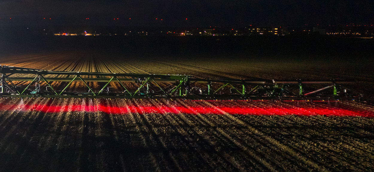 Specially developed LED lighting technology allows reliable operation of the UX5201 SmartSprayer in the dark