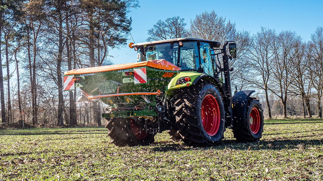 The EasySet 2 in-cab terminal with automatic spread rate regulation at varying forward speeds is being offered on the ZA-X range for the first time