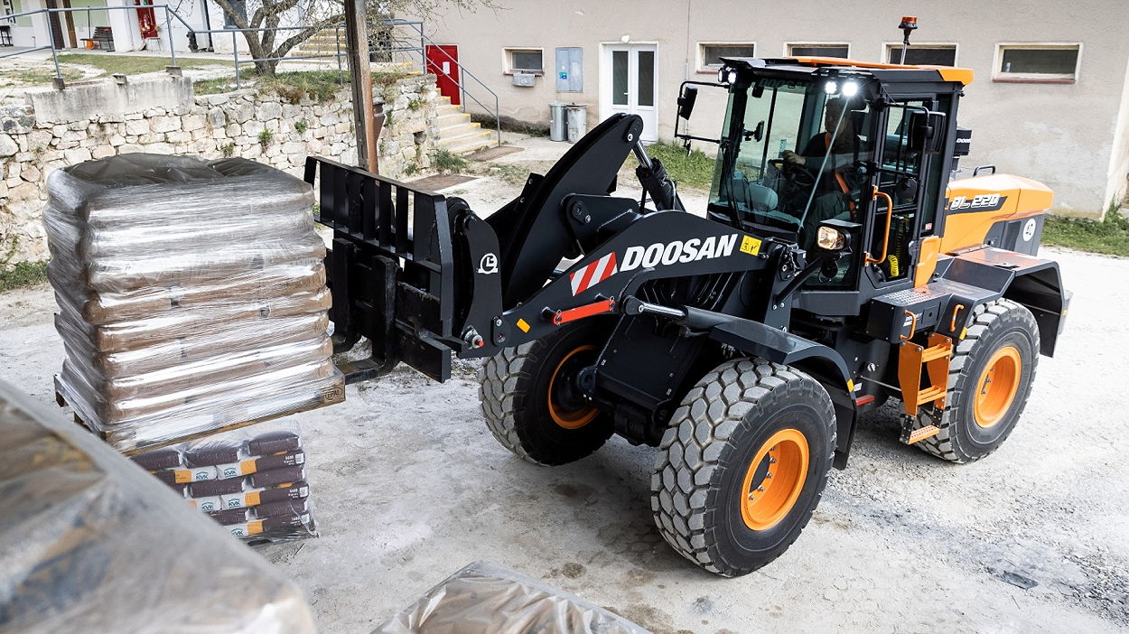 The new Doosan DL220-7 sits at the bottom of a nine-model range