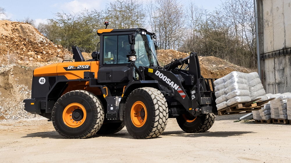 Power for the Doosan DL250-7 is provided by the company's new DL06V six-cylinder Stage V engine offering 172hp