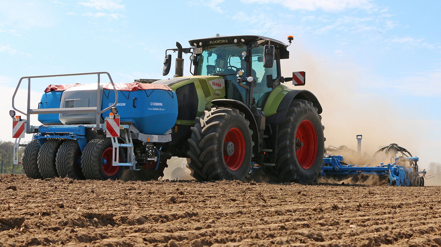 Lemken's front hopper Solitair 23+ with coulter bar OptiDisc 25 and Zirkon 12 power harrow