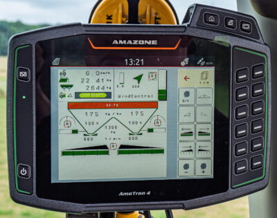 The settings for the fertiliser spreader are permanently recalculated and automatically adjusted via the high-frequency wind sensor