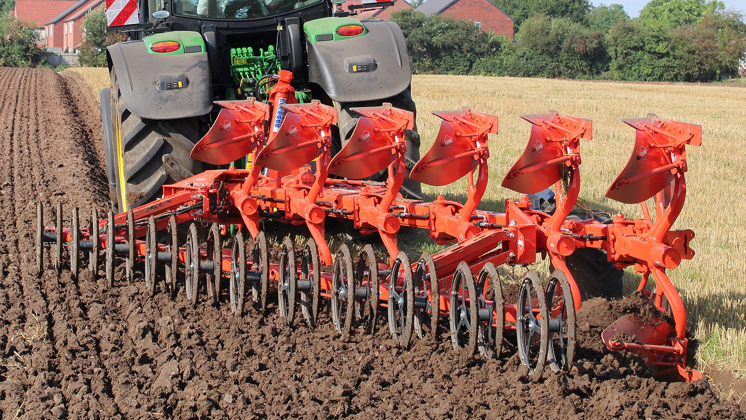 Kuhn’s Duo-Liner operates totally independently of the primary cultivator to offer the possibility of a drill-ready seedbed in a single pass