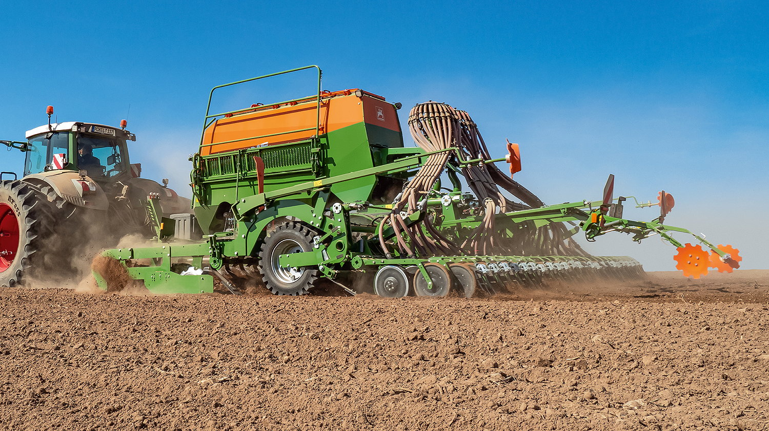 The addition of a knife roller to the Cirrus 6003 drill produces a fine soil seedbed