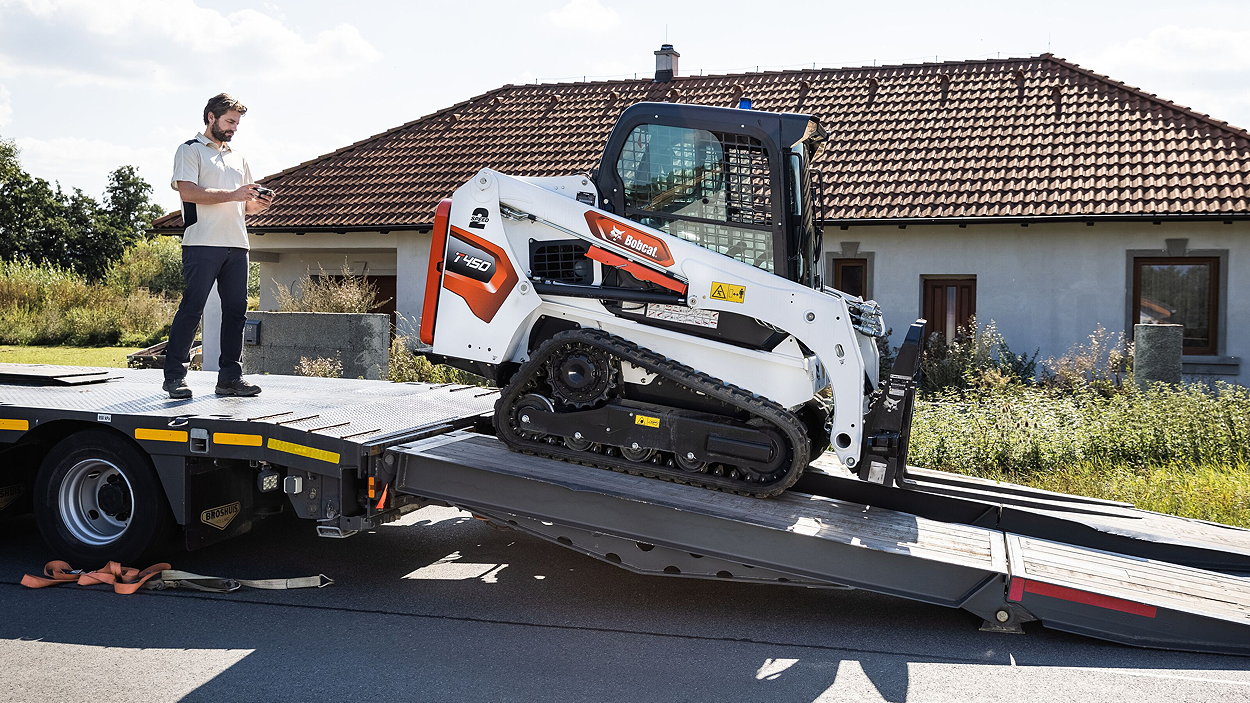 The MaxControl system provides a new remote control solution for Bobcat compact loaders