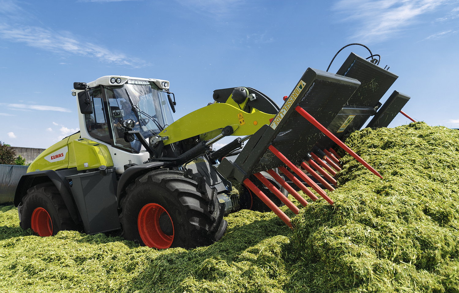 The 2022 Claas Torion 1511P has an operating weight of 14,100kg