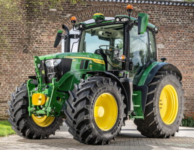 The new John Deere four-cylinder 6R150 offers the performance of a six-cylinder tractor with compact dimensions