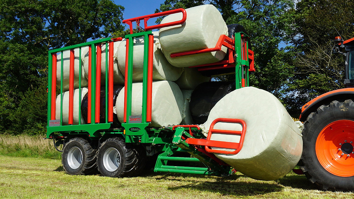 Samco’s new CTS 1600 round bale chaser is just 7.3m long and carries up to 16 round bales