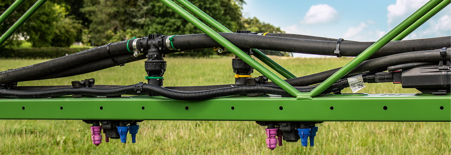 Amazone's DirectInject boom has two separate supply lines, yellow and green, that are switched remotely