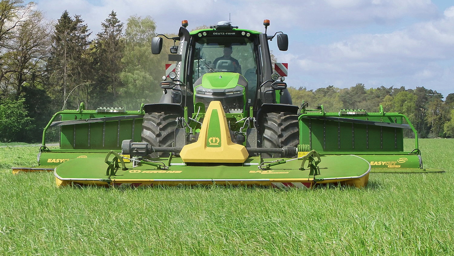 Krone's new folding system reduces its EasyCut 400CV from a working width of 4.04m to just 3.0m for transport