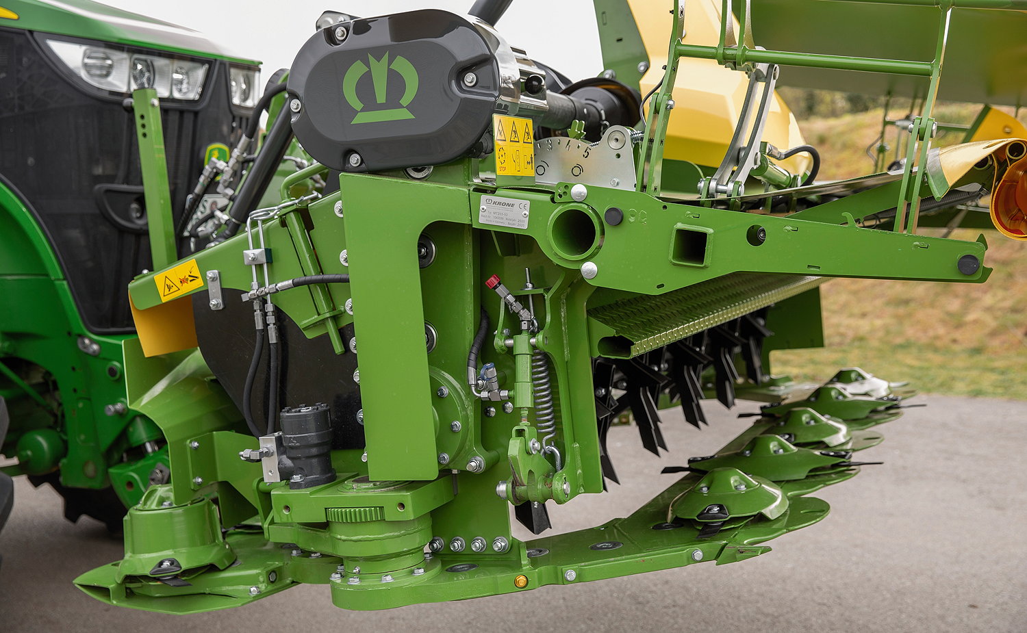 The two outer discs are folded into the space between the tractor wheels and the mower to reduce the transport width to less than 3.0m