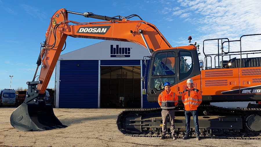 Aftersales manager Steve Edwards (left) and sales director Sean McGeary of new Doosan dealership Blue Central