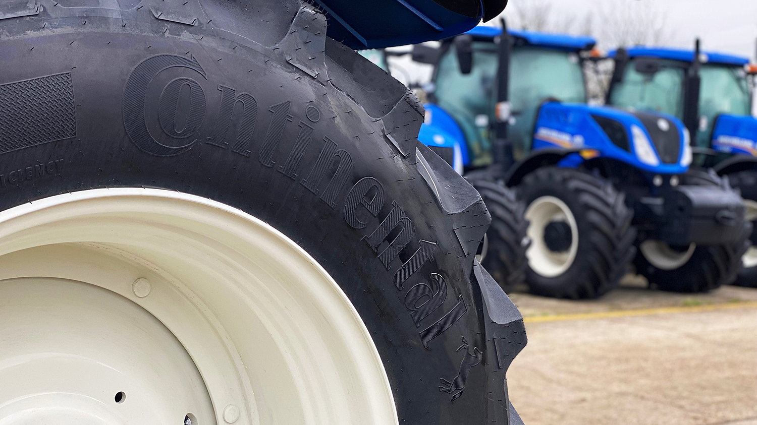 Selected New Holland tractor series can now be ordered with Continental's TractorMaster and VF TractorMaster tyres