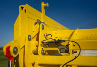 The new front panel is manually operated as standard, with optional hydraulic control