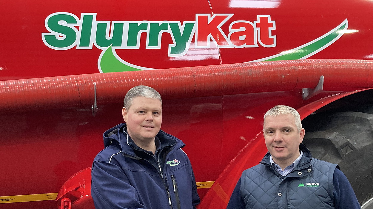 SlurryKat's Garth Cairns (left) is pictured with Grove Machinery's Justin Barrett