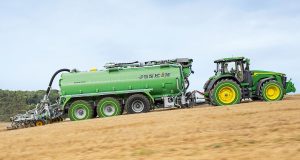 Deere's eAutoPowr, in combination with Joskin axle drive, can drive two axles of Joskin's slurry tanker electrically, and thus the weight of the tanker is utilised for traction