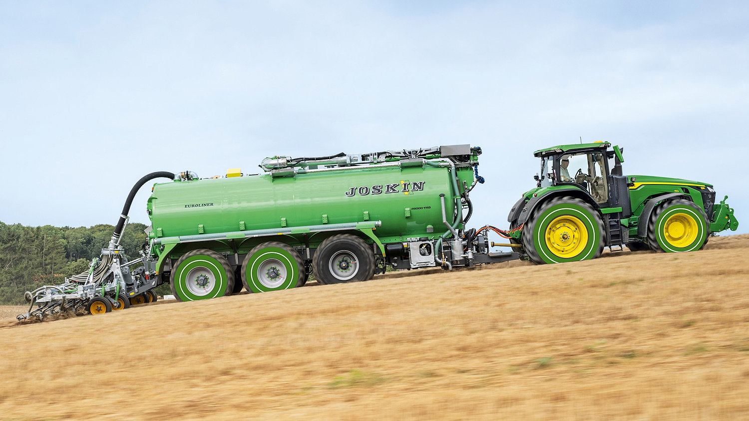 Deere's eAutoPowr, in combination with Joskin axle drive, can drive two axles of Joskin's slurry tanker electrically, and thus the weight of the tanker is utilised for traction