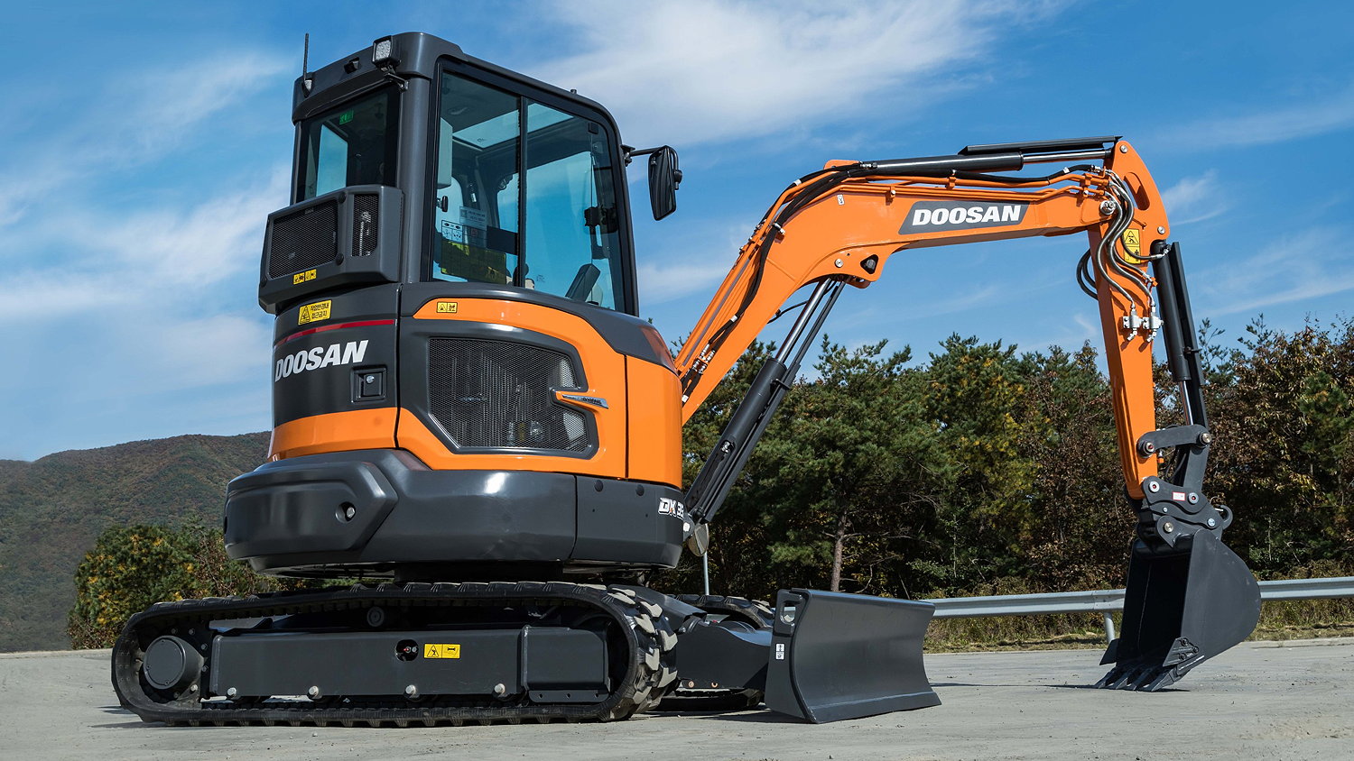 Doosan's new DX27Z-7 2.8t mini 360-degree tracked excavator