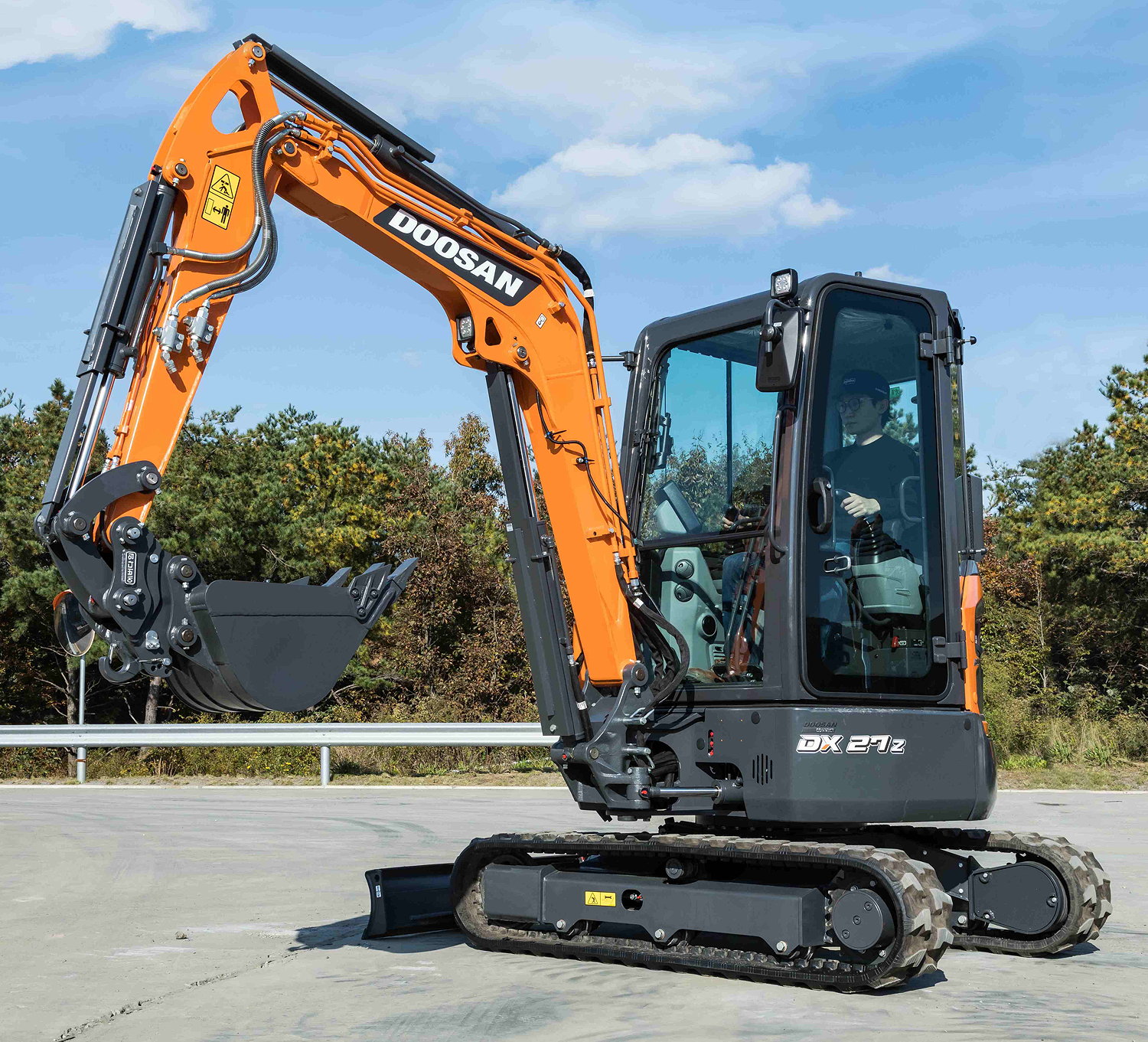 The new Dooosan DX27Z-7 has a Doosan D17 Stage V compliant diesel engine providing 24.7 hp 2,400rpm