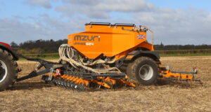 The Mzuri iPass is available in 4.0m, 4.8m, 6.0m and 8.0m working widths, and operators can choose between two row spacing options