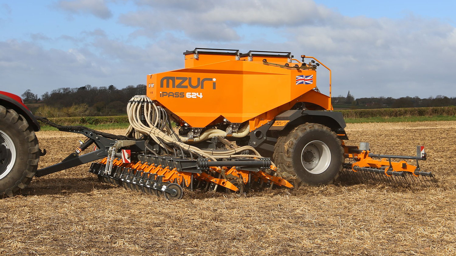 The Mzuri iPass is available in 4.0m, 4.8m, 6.0m and 8.0m working widths, and operators can choose between two row spacing options