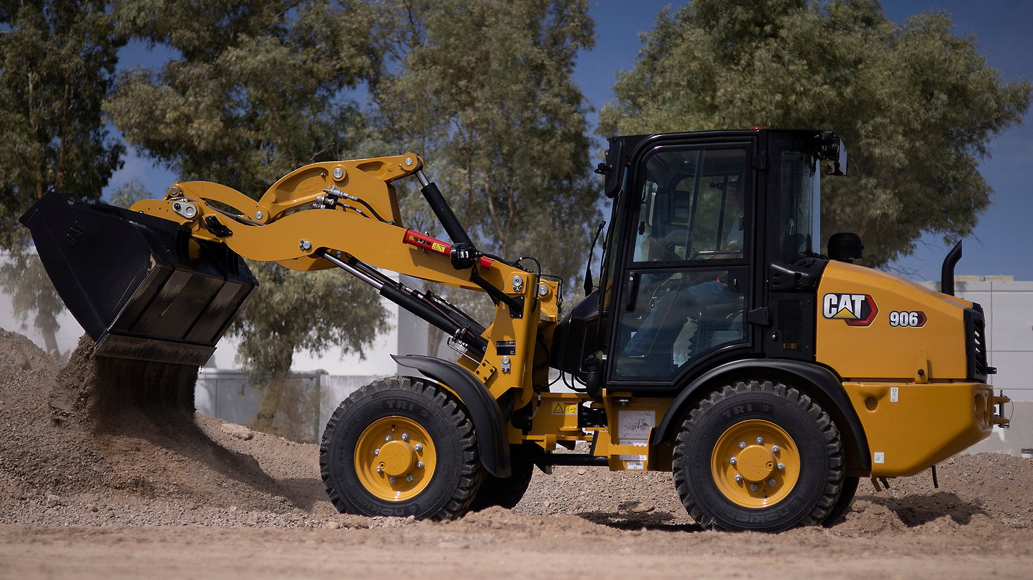 The New Caterpillar 906 offers 74hp, an operating weight of 5,730kg and a bucket capacity of 0.95 cubic metres