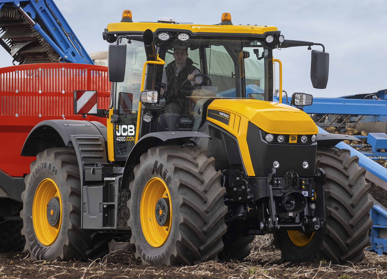 At the heart of the new JCB Fastrac iCON models is a new electronics infrastructure that enables a host of modern technology features to be fully integrated