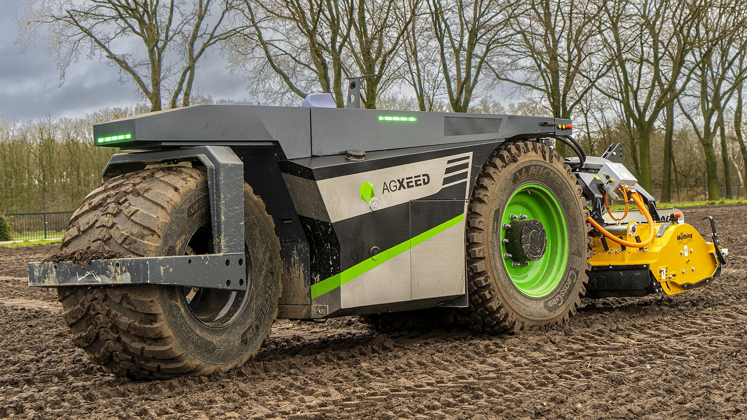 The 75hp AgXeed 2.055W3 agbot has a rear three-point linkage capacity of 2,500kg and 85 lit/min hydraulics