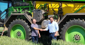 Peter Chantry of Chantry Dammann is pictured with Andy Carse of new dealer AgVantage.