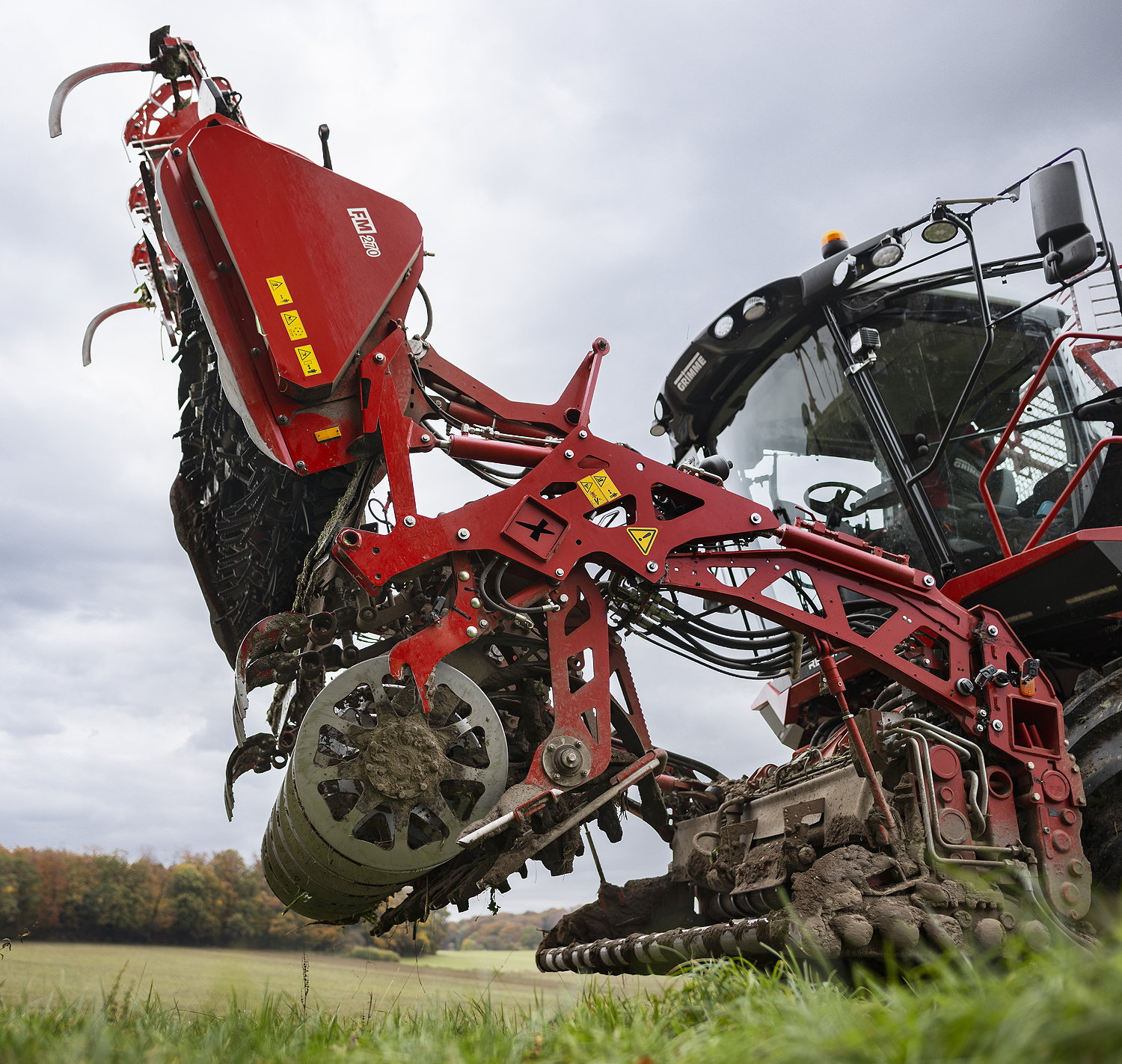 The latest Grimme Rexor 6000 models feature a new digging unit equipped with seven cleaning rollers in the roller table, oppel wheels and a variable chopper.