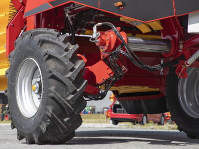 The Grimme Select 200's axle of the machine is completely shifted out in field mode.