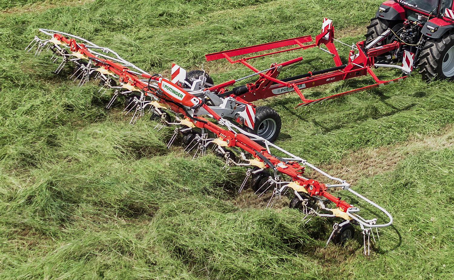 The innovative and proven Dynatech rotor unit on Pöttinger's new Hit HT ensures clean forage with minimum crude ash ingress.