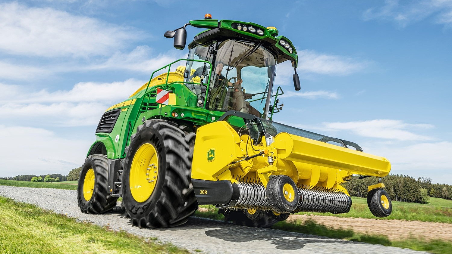 Kemper has developed the new 30R pick-up to make the most of the extra power available from John Deere's 2023 8000 and 9000 series self-propelled forage harvesters.