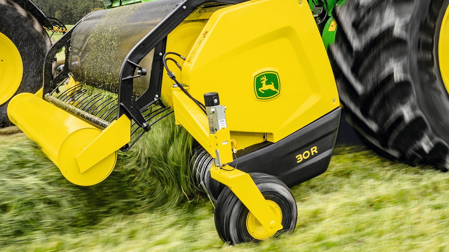 Kemper's new, 2.7m wide, R30 grass pick-up has a large 80cm diameter auger, deep 20cm auger flights and six tine bars with 6.5 mm tines to maximise throughput.