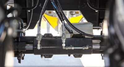 The Fliegl SteerX sensor transmits the calculated steering angle to the steering cylinder.