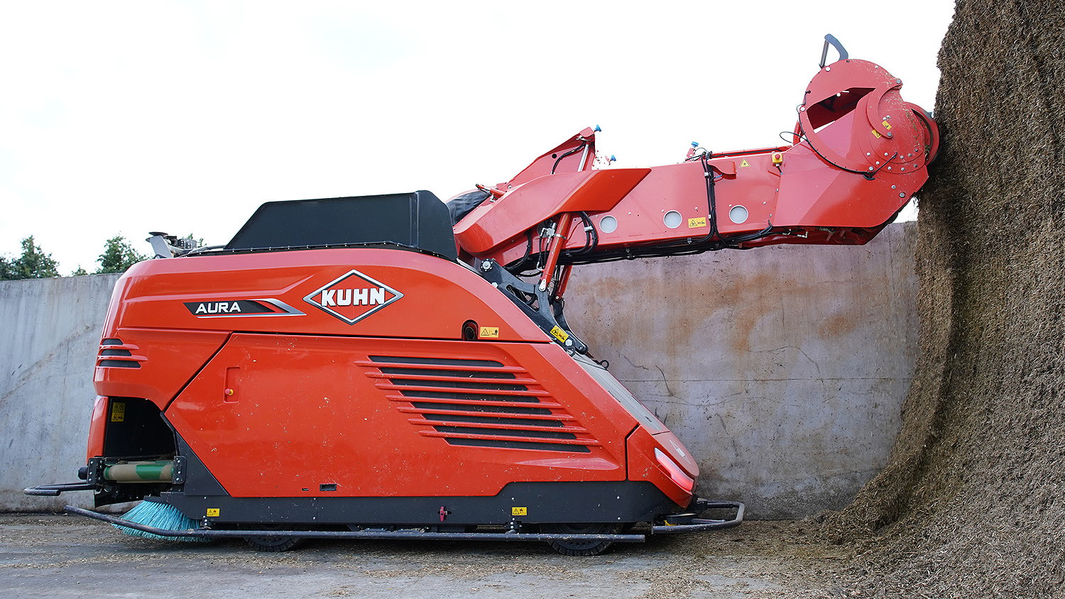 The Kuhn Aura automatically loads forage from the clamp and can mix up to three cubic metres to feed out.