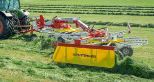 Pöttinger's new flexible Top 632A with CurveTech steering allows obstacles and awkward field shapes to be raked around without any problems.