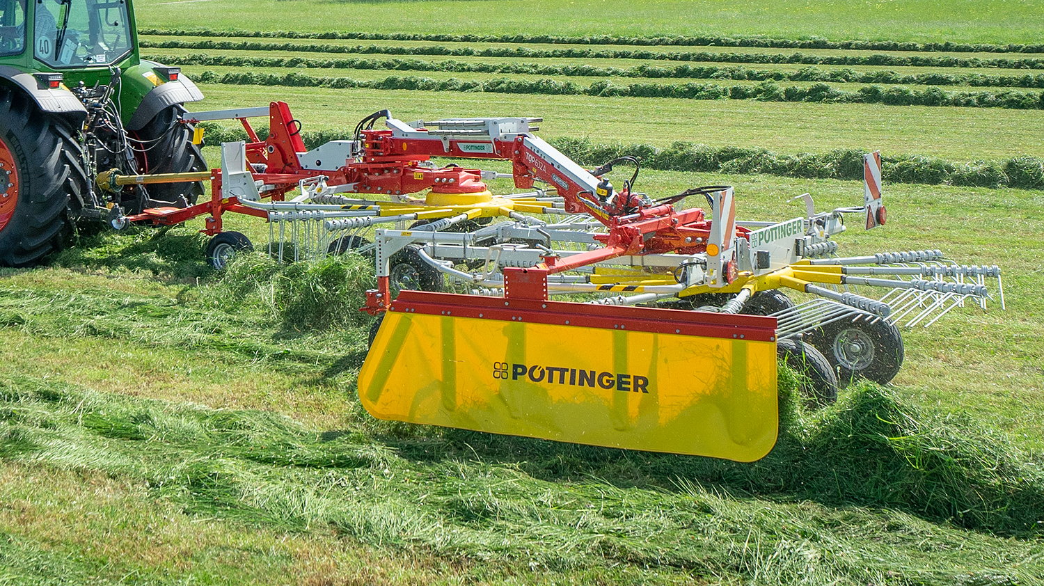 Pöttinger's new flexible Top 632A with CurveTech steering allows obstacles and awkward field shapes to be raked around without any problems.