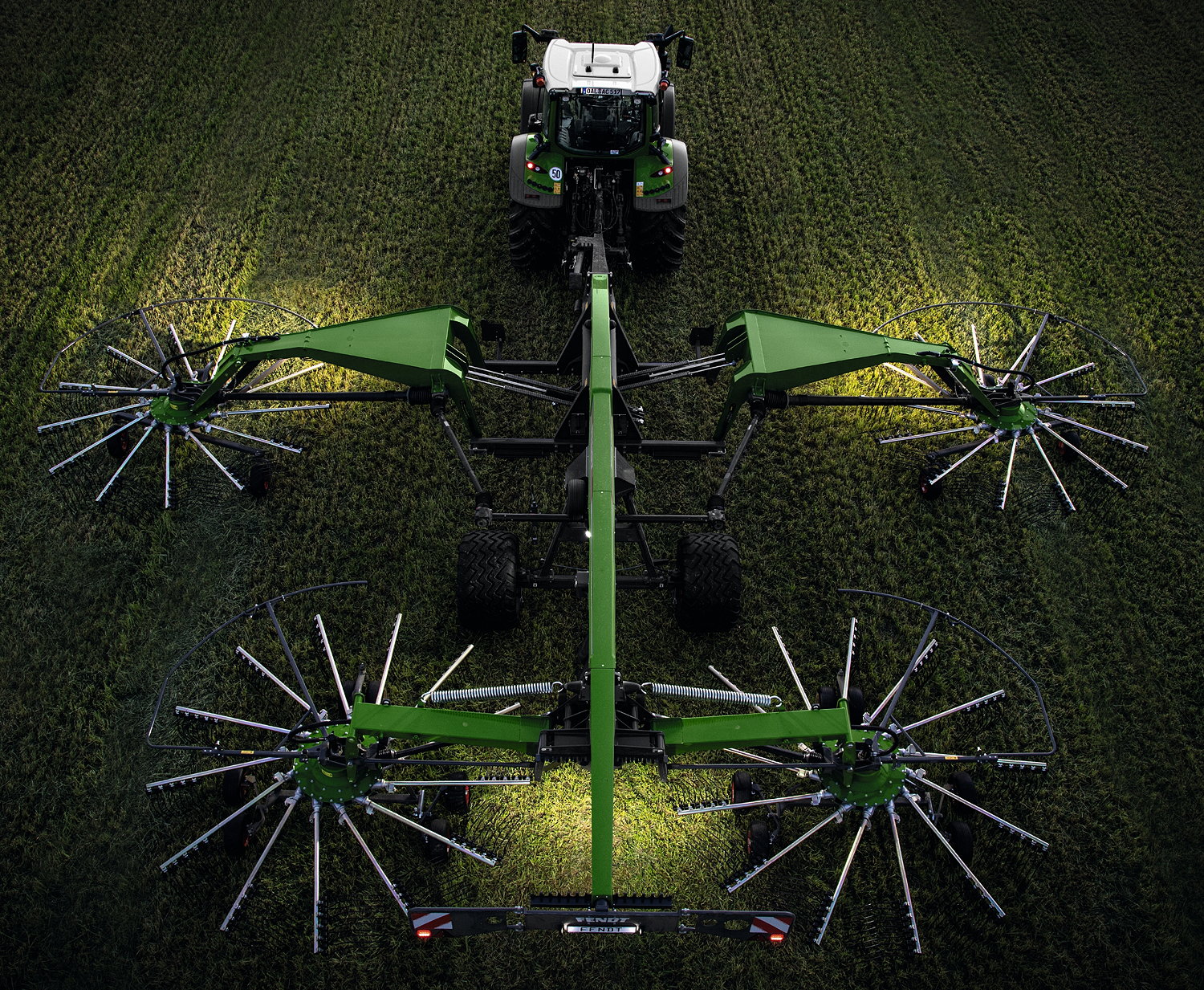 Five high-performance LED working lights are optionally available for the 2023 Fendt Former 14055 Pro to illuminate the rotors and the working area.