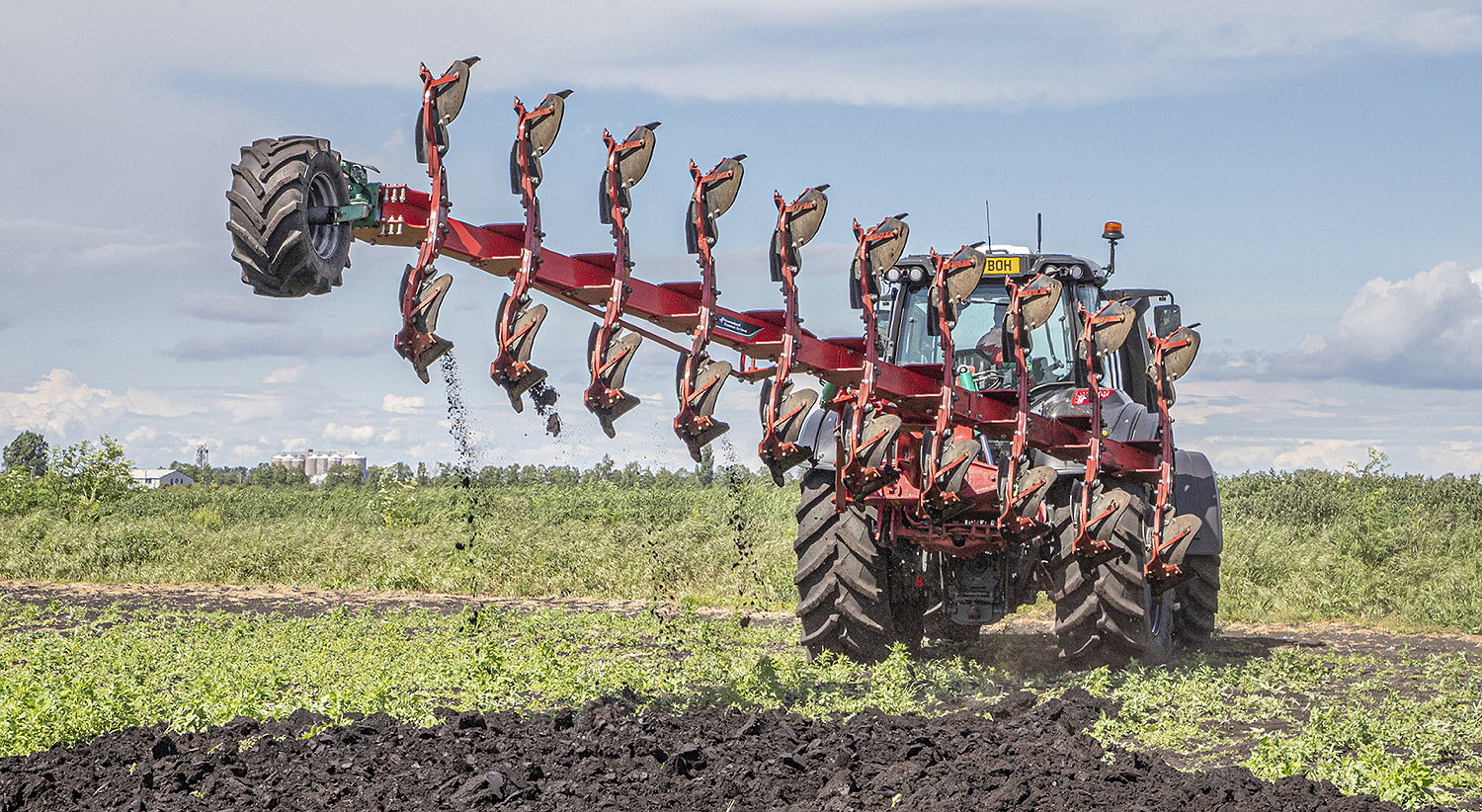 The Kverneland Ecomat offers mechanically adjusted furrow widths from 30cm to 50cm.