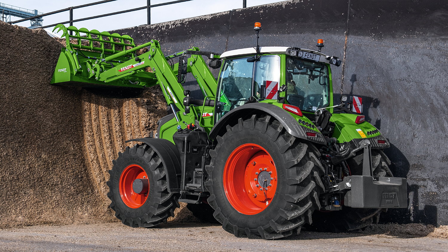 The Fendt Cargo Pro 6100 front loader has been completely redeveloped to match the performance class of the 2023 Fendt 700 Vario tractor. 