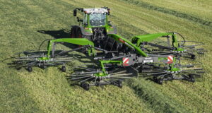 The new Fendt Former 14055 Pro offers a variable working width from 10.5m to 13.8m.